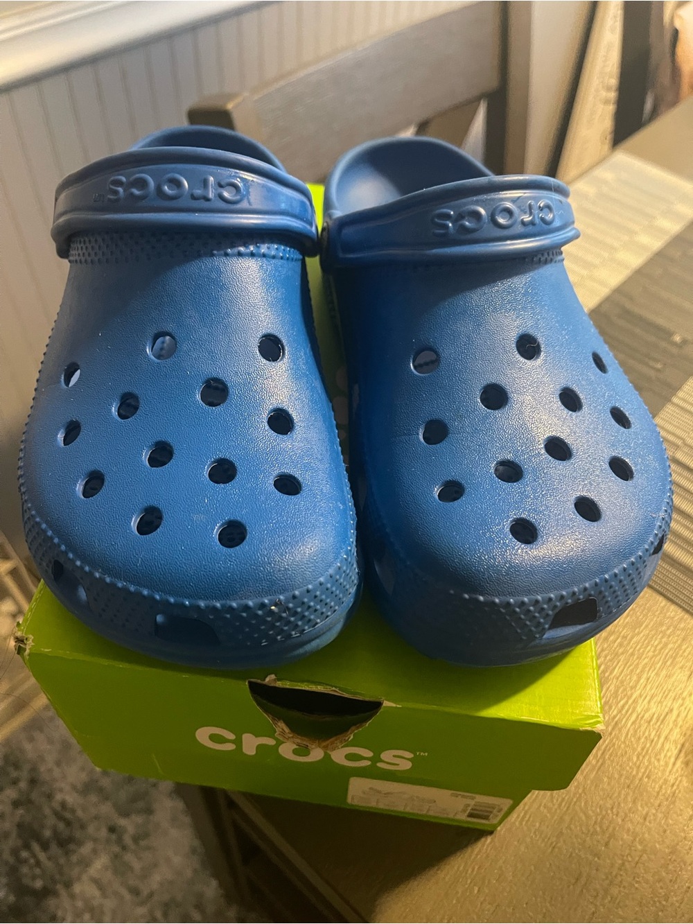 BLUE CROCS - Women’s 7 - Men’s 5